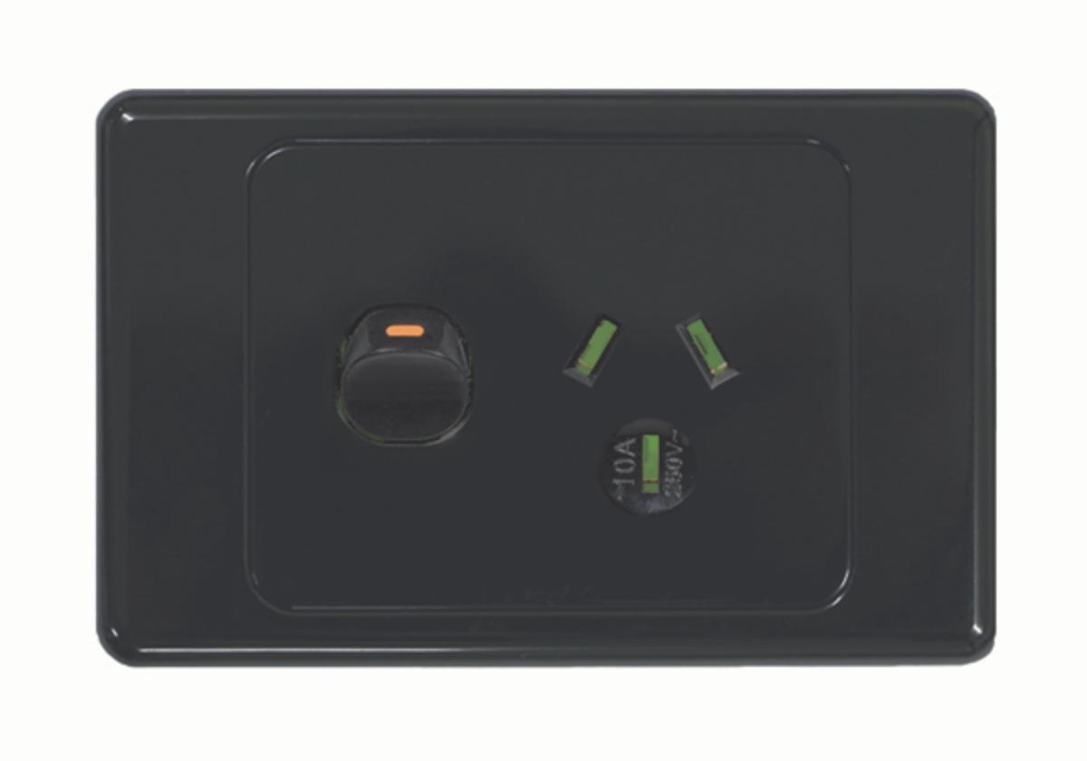 COUGAR SINGLE GPO 10A HORIZ BLACK